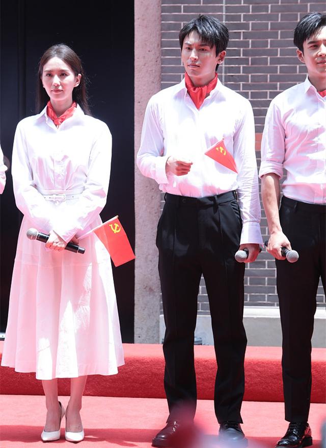 格纹 刘诗诗被嘲生图状态差别大，脸皮松弛显年纪，但衬衫搭半裙太加分