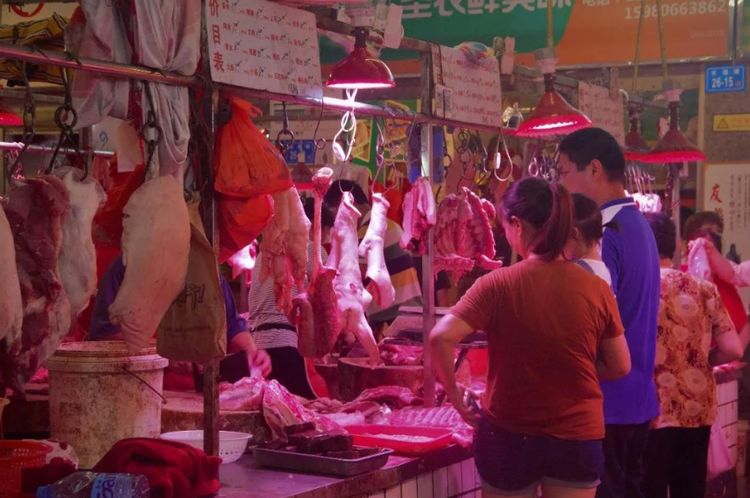 猪肉|猪肉摊上,有的猪肉“挂起来”,有的摆在案板上,其实是有区别的