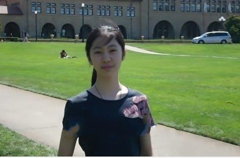 如今,邻家有女初长成,他的女儿何雨果已经出落的亭亭玉立,青春靓丽