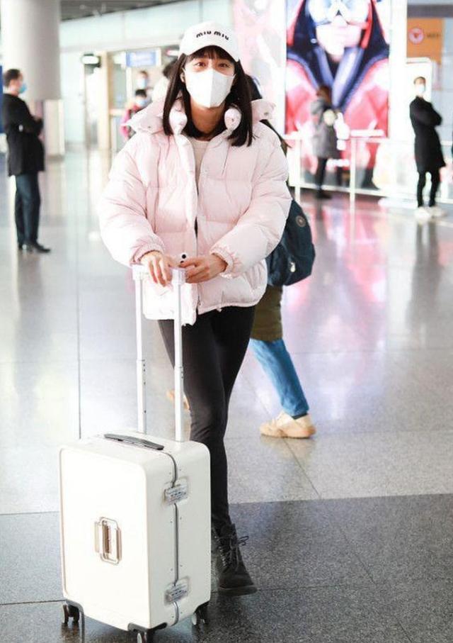 王智 王智与丈夫同框亮相，连行李箱都老公帮拿，自己被宠成公主模样