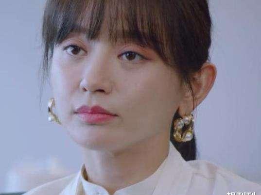 单眼皮内娱最假双眼皮PK，就差割到脑门了，生怕别人看不出是割的？