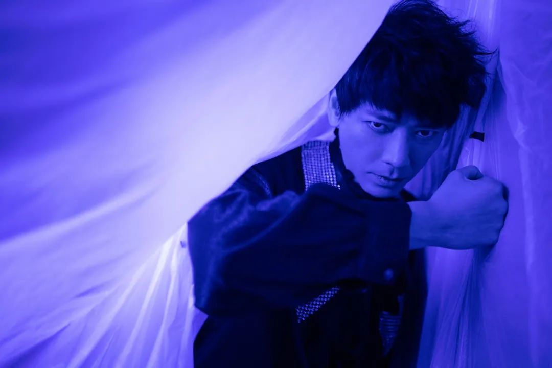 因为|全新专访丨信自诩“音乐喜剧人”,史上最难新歌挑战绕口令