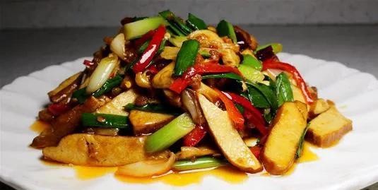 材料:主料:鲜鲍鱼,带皮黑猪肉.辅料:姜葱,辣椒段,蒜苗.