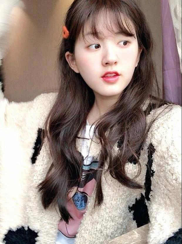 假发肉脸塌鼻梁却一直都露额头,当看到有刘海的赵露思,网友喊着恋爱了!