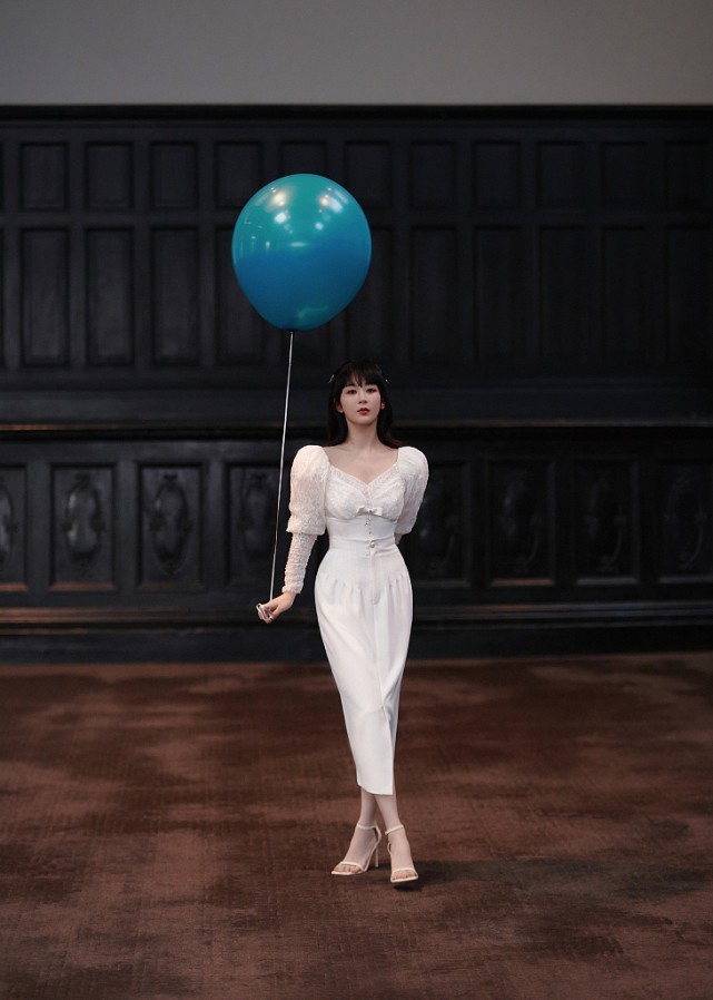 经典 被杨紫的“女王”造型惊艳到了,穿拼色开叉裙,露出大长腿好撩