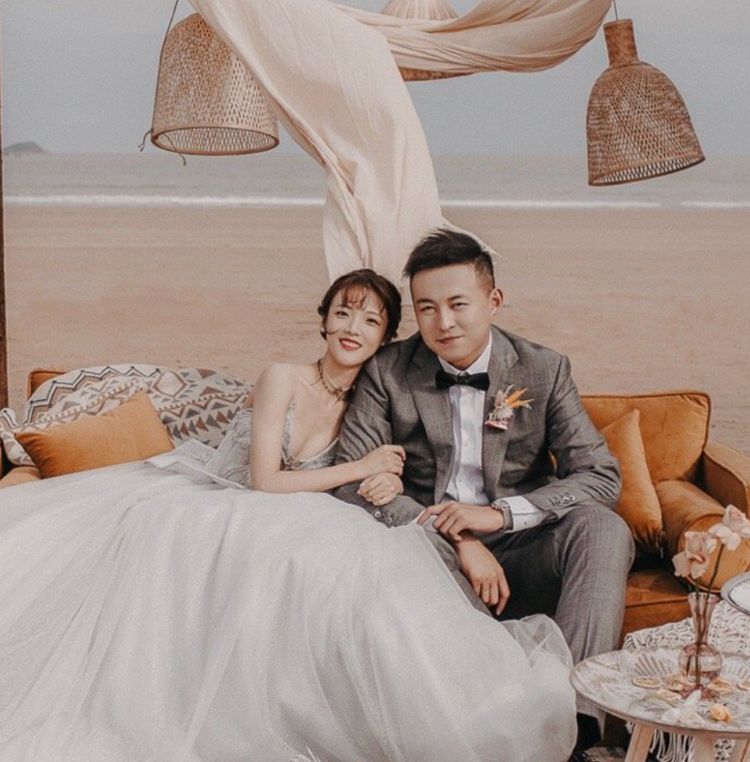 原创网红的结婚照韩安冉很是华丽papi酱比较朴素最后还挺幸福