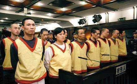 他自称当代座山雕,曾组建百人"军队",同时与6名女人共同生活_崔宝纯