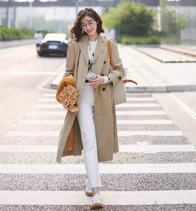 真会 50+“上海外婆”真会打扮，敢和女儿穿同款卡其风衣出门，真自信