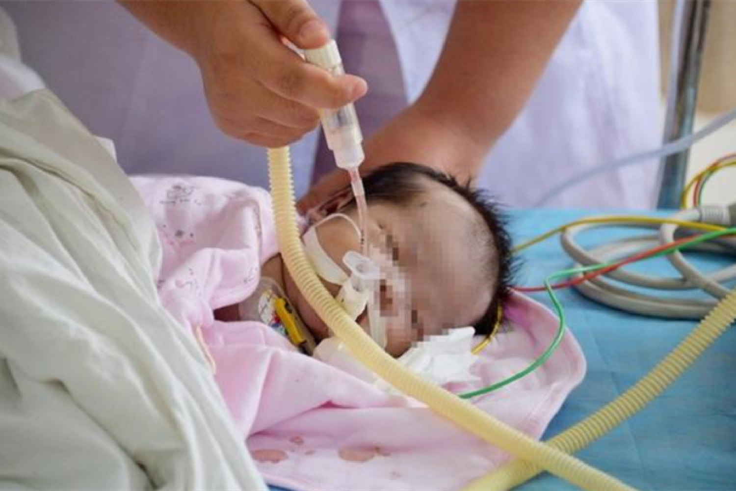 原创呛奶呛到脸憋黑宝宝严重呛奶只有4分钟抢救时间来看看怎么做