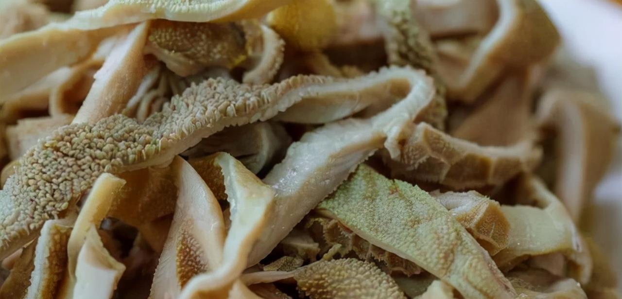 第三步,把煮熟的羊肚切成丝,要切粗一些,不要太细.