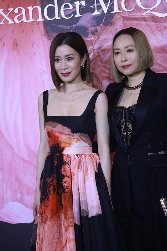 身材 佘诗曼穿吊带裙的样子好年轻,身材颜值都不错,举止真有女人味