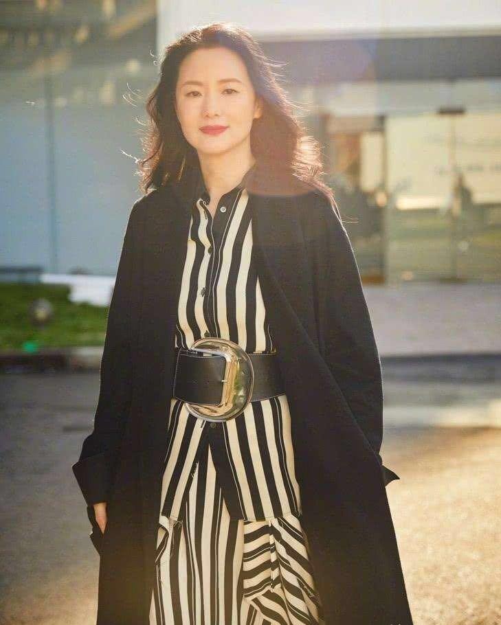 卷发有一种“高级”叫咏梅换发型，优雅又气质，四五十岁女人值得借鉴