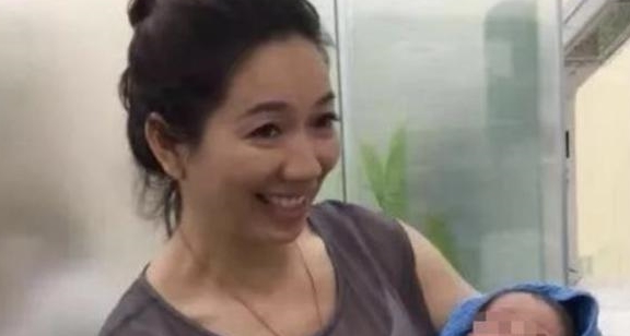 产房最美外婆产房外走红，风头盖过孙子，外婆：别看我了，看宝宝