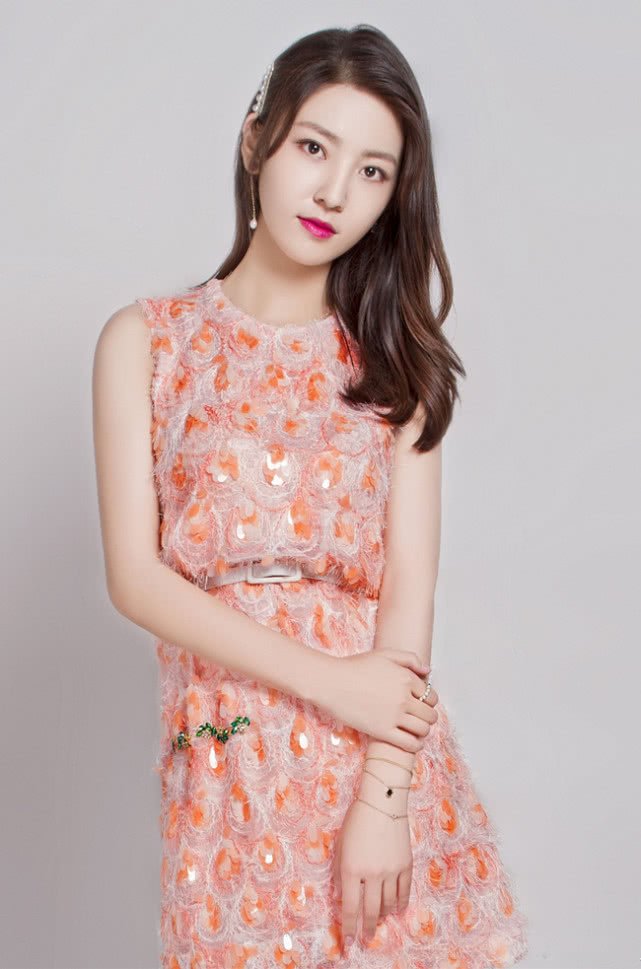 原创微微里的校花孟逸然今穿礼服裙五官好精致美到不敢认了