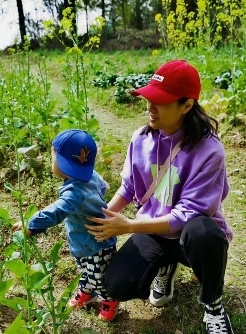 毛衣 朱丹带儿女摘野菜，黝黑皮肤一看就经常下地，发福不少手肿得明显