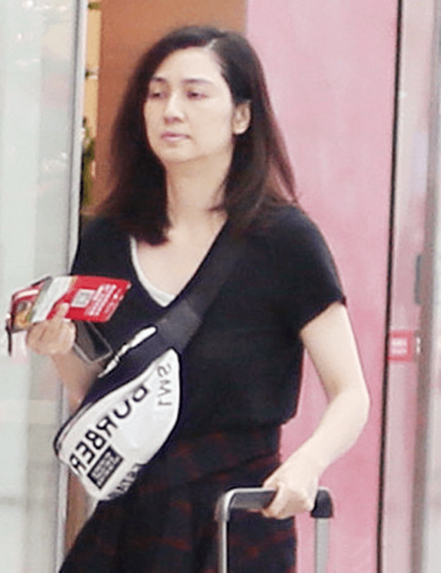 吊带 49岁洪欣太自信，直接素颜走机场，奈何松弛脸皮直接暴露真实年纪