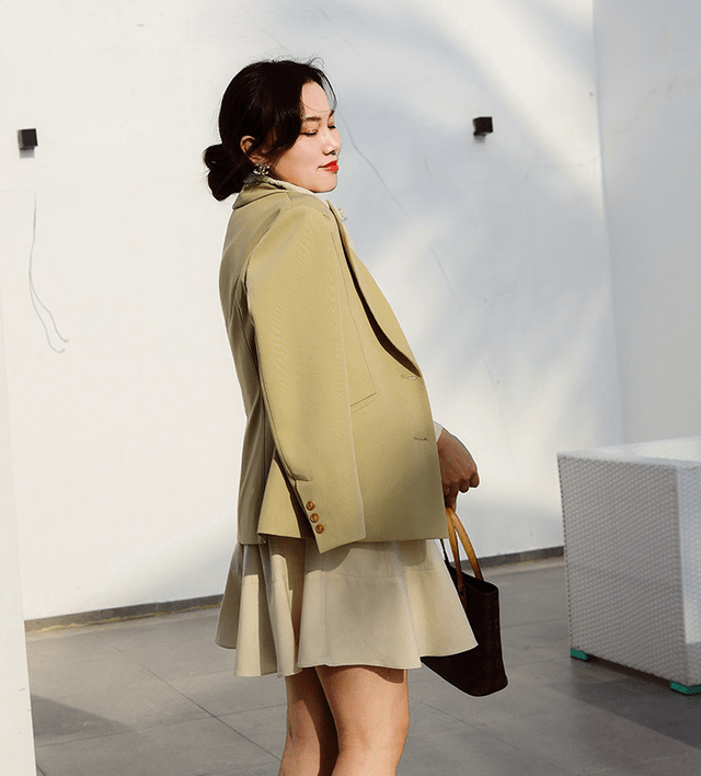 显得 贾玲又胖了，却还穿这么宽松，把百褶裙都挤得满满，女生瘦点更好