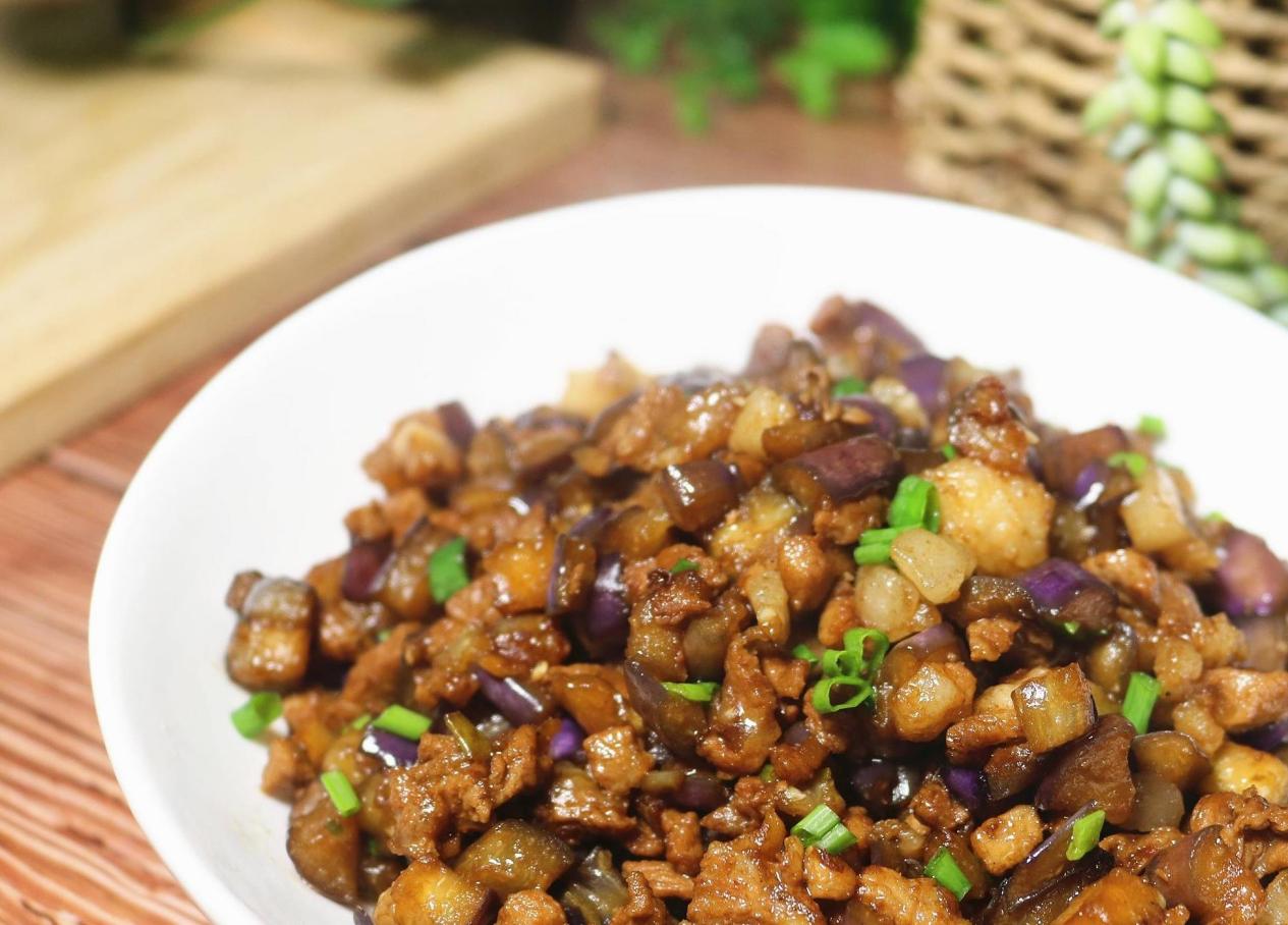 [切肉炒茄丁]这是一种非常简单的炒饭方式.茄子今天炒饭很简单.