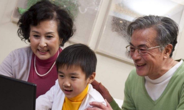 产房最美外婆产房外走红，风头盖过孙子，外婆：别看我了，看宝宝