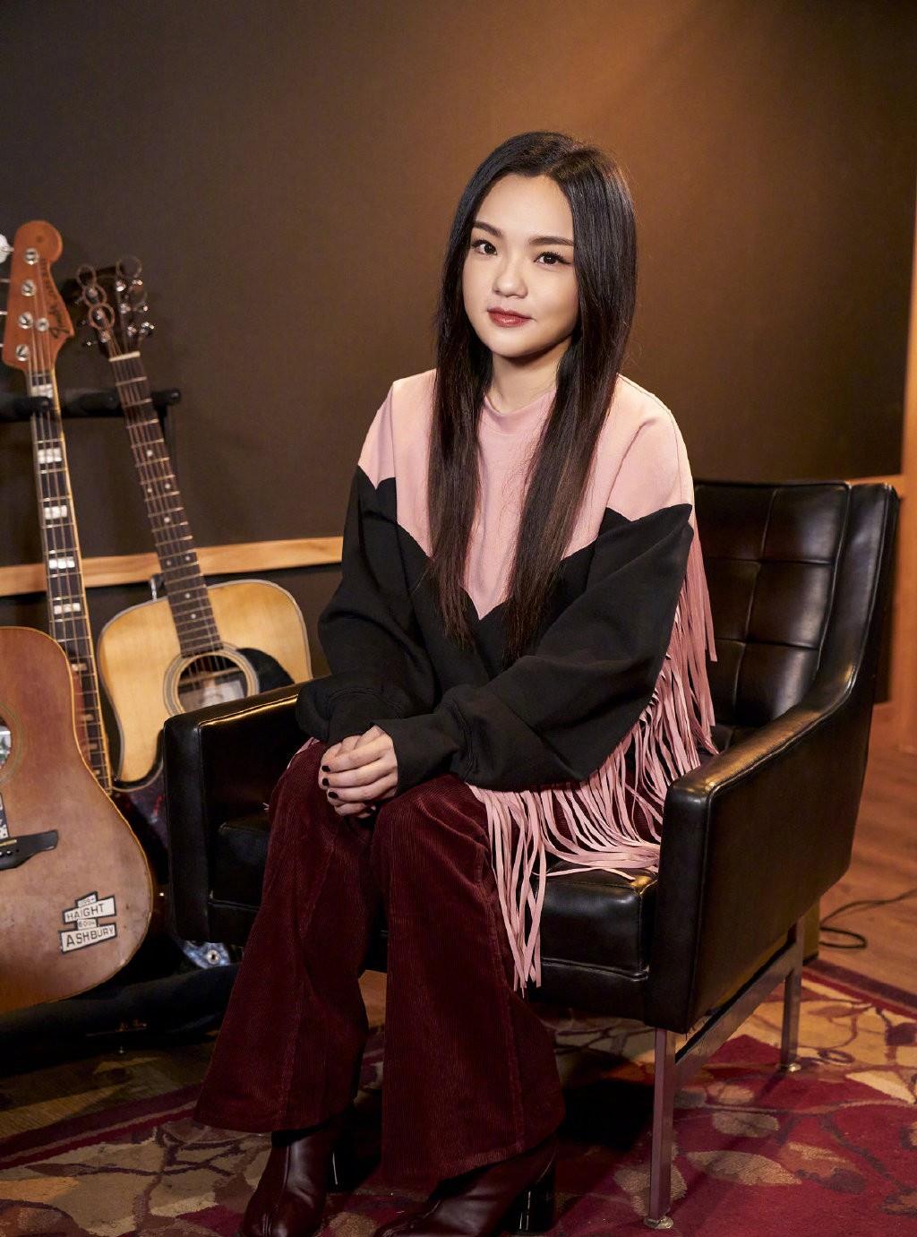 卷发|这是36岁的徐佳莹?穿几何印花套装长裙,配微卷发甜美似少女