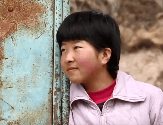 《变形计》丫头:拒绝城市爸爸收养和爷爷相依为命,19岁死于肺癌!