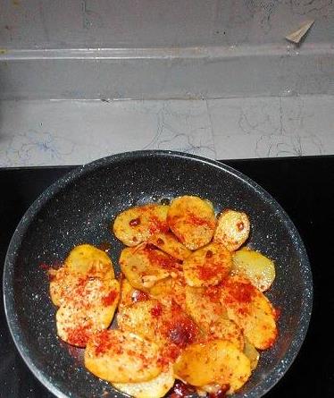 加入适量|没有干锅也能做出可口的干锅土豆片,简单美味,土豆控不要错过哦