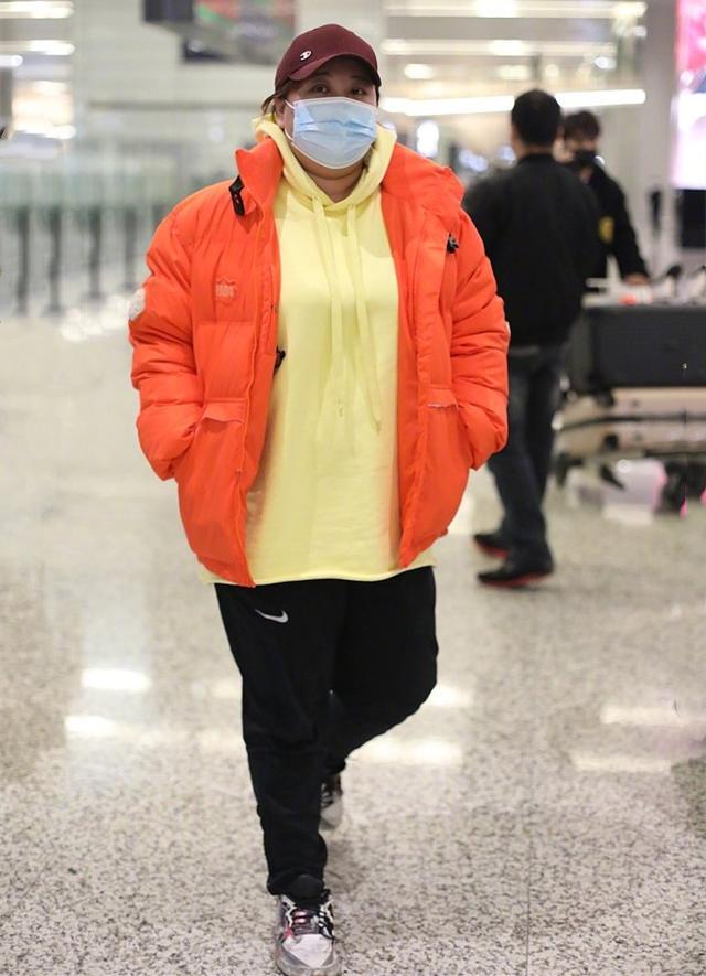 显得 贾玲又胖了，却还穿这么宽松，把百褶裙都挤得满满，女生瘦点更好