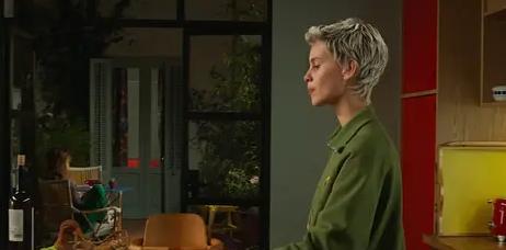 生命|从导演的角度解读《平行母亲》,电影究竟在表达什么主题?