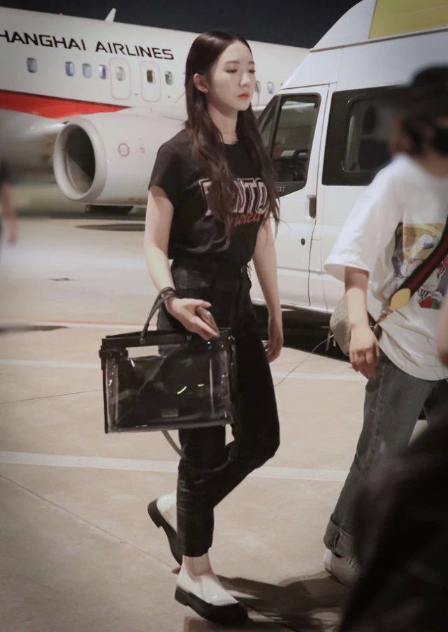 全黑 孟美岐是不小心踩倒墨水瓶了？白靴子鞋底全黑了，看着意外时髦！