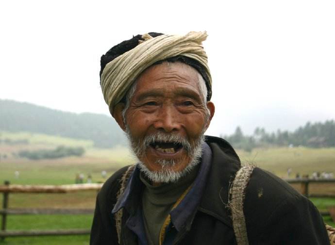 老农形象在三十年前,老李在洮儿河索伦大桥挖沙取石的时候发现了一块