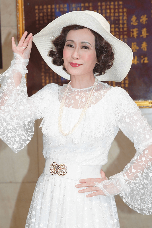 50多岁的“许仙”叶童穿白裙变贵妇，镜头前笑得甜美，还是很优雅