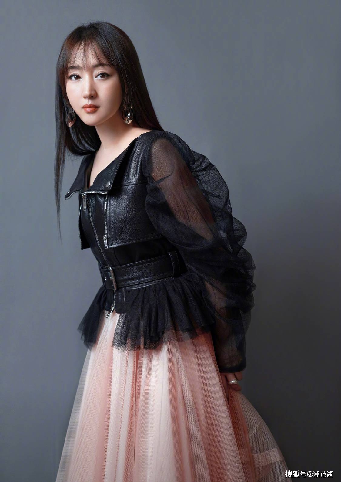 杨钰莹 被50岁杨钰莹深深震撼到了，粉色纱裙配皮衣帅气又不失少女感