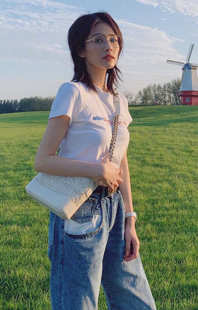 瘦子的最高境界就是将修身牛仔裤穿成阔腿裤白鹿这腿真绝了