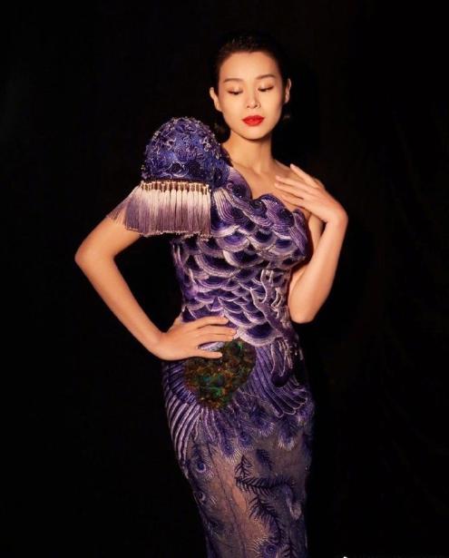 胡杏儿 胡杏儿真把自己当成20岁小姑娘了呀,穿吊带裙上台,难道不冷吗?