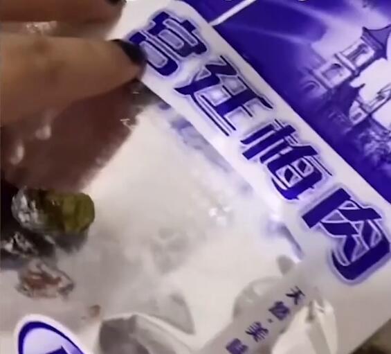 维权|过分!女子吃话梅一口咬碎“羊粪蛋”,厂家:5倍赔偿,给你2块5