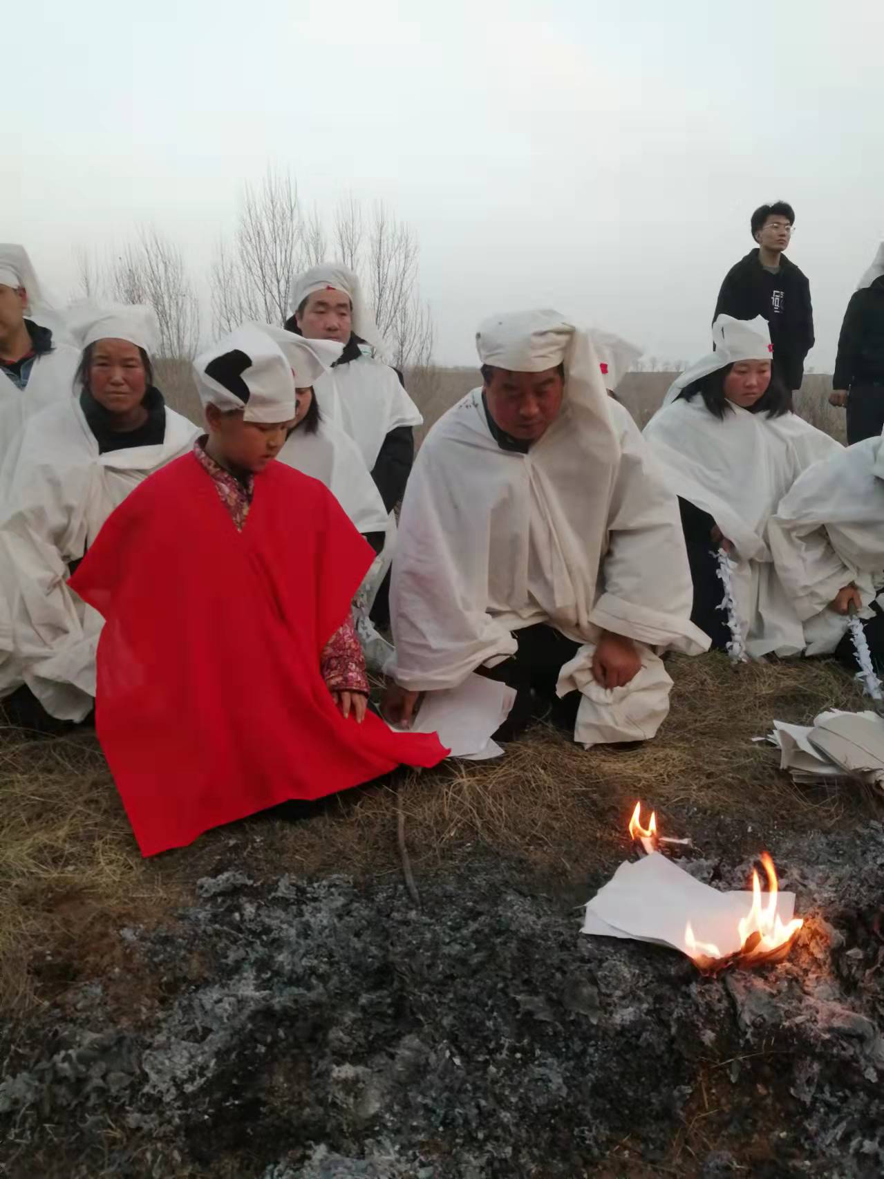 入殮:事前孝子孝孫(男丁)穿孝服由吹鼓樂師導引到平時吃水的井裡或塘