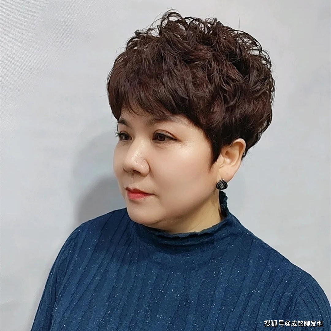 发型为什么女人过了50岁大都留短发？看这四点你就明白，短发才更适合