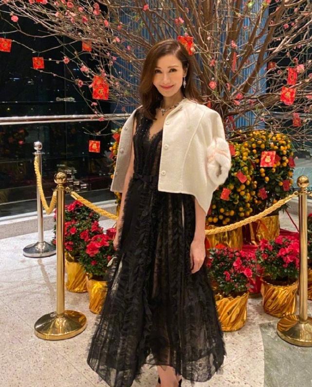 长发李嘉欣深夜晒素颜照，港风美女变网红脸，网友：老公怎么忍的？