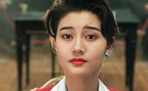 长发李嘉欣深夜晒素颜照，港风美女变网红脸，网友：老公怎么忍的？