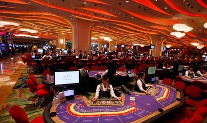 在澳门赌场换了一万元的筹码，转了一圈，却只敢看，不敢下手玩