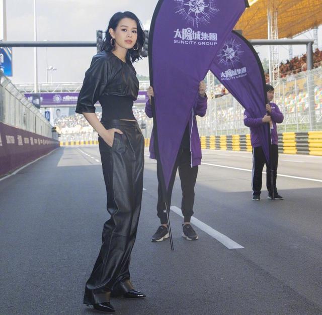 设计 胡杏儿身穿落肩吊带红色连体裤简约高级,而皮衣配皮裤飒爽帅气!