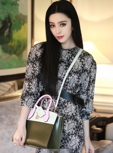 39岁的范冰冰真敢穿,挑战短裙扮少女,无意中却暴露了"大象腿"_女性