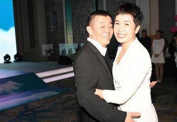 因为|他48岁转行做导演，娶蒋雯丽为妻，自诩张艺谋离不开他！