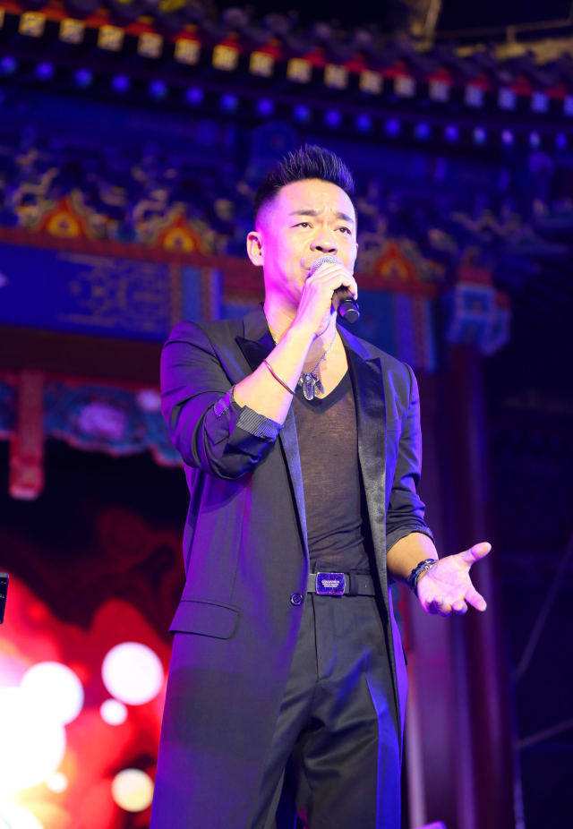 身份|他被称作是张嘉益的“小跟班”，以歌手身份出道，却在转型后被骂！