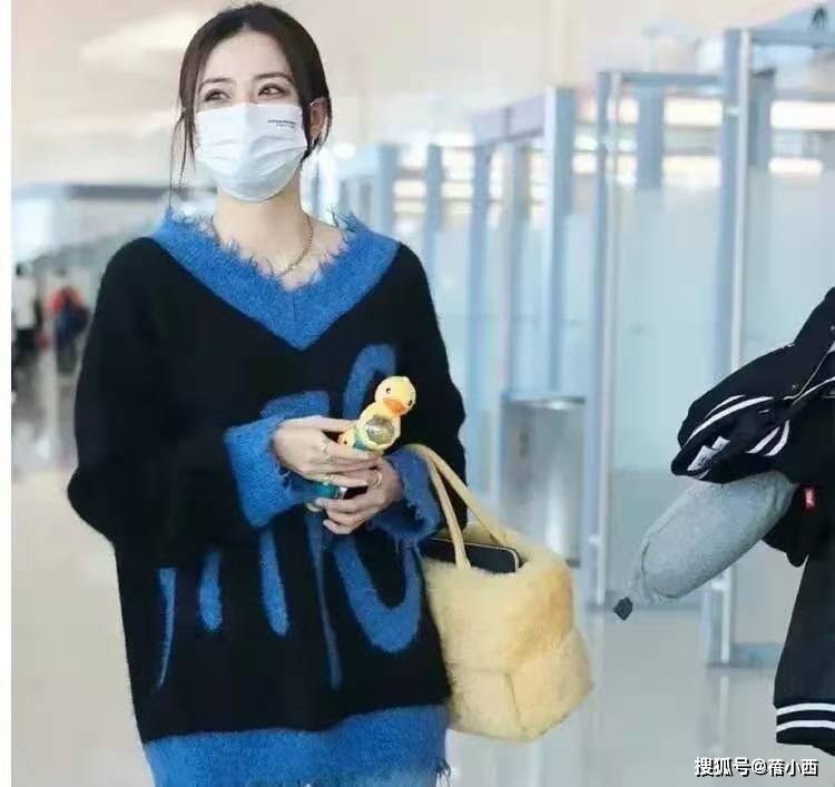 一身 “徐璐”太会穿了！“一身白色”搭配简约大气，气质完胜同龄人