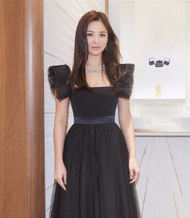 显得 宋慧乔离婚后首亮相，穿着一条小黑裙，轻熟又有魅力！