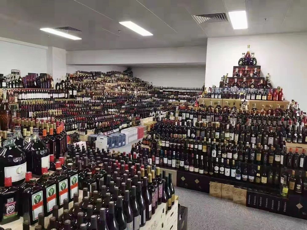 珠海赣菜文化联合会进口酒类展厅大家来到基地后,在基地负责人郭春富