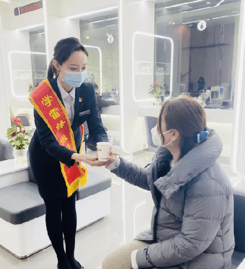 弘扬雷锋精神打造拥军银行光大银行开展拥军雷锋月系列活动