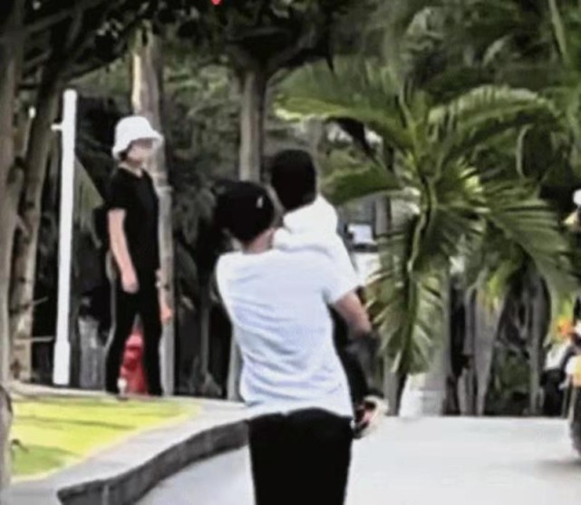 全家 撒贝宁全家出游!混血儿子跟他穿亲子装罕见露正脸,李白身材好辣