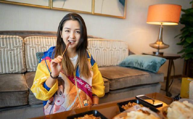 身材 33岁何洁罕见素颜带娃，穿灰色宽松T恤，一双大“粗腿”依然抢镜